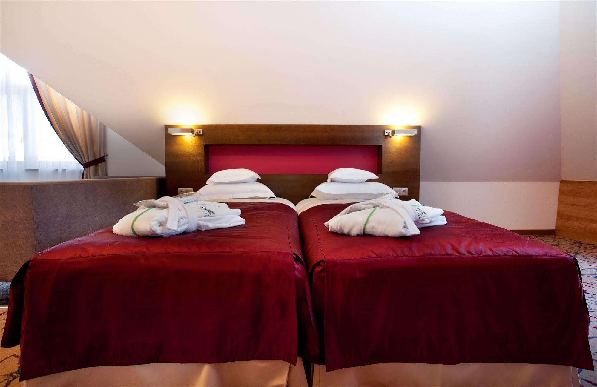 Hotel & Spa Czarny Gron Rzyki Eksteriør bilde